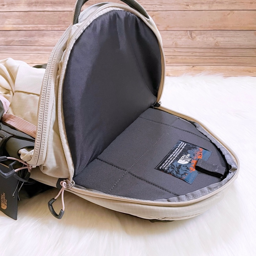 The North Face Women’s Recon 30 Liter Backpack - Picture 9 of 10